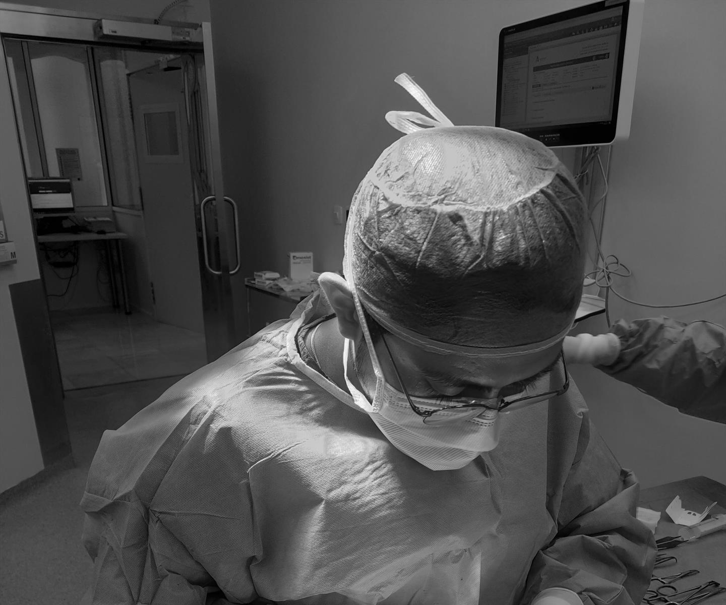 Dr. Paul Luna Ávila durante una intervención vascular, sin mostrar el campo quirúrgico