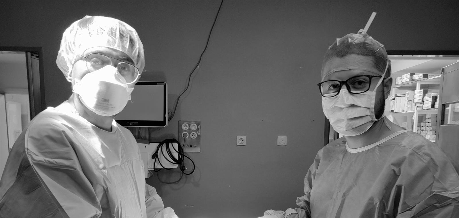 Equipo de cirugía vascular en quirófano, con el campo operatorio fuera del encuadre